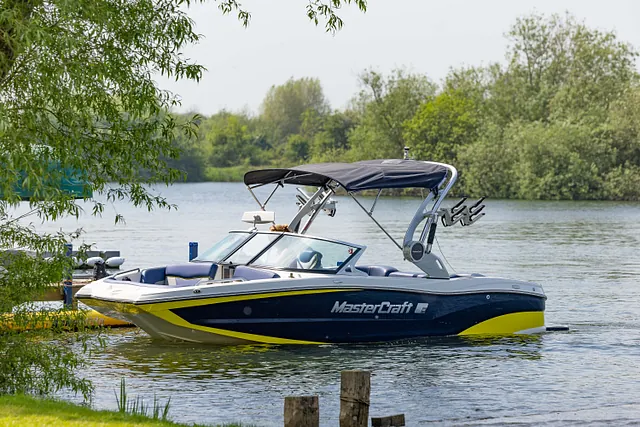 4 Lakes Waterski School boat on the Cotswold Water Park