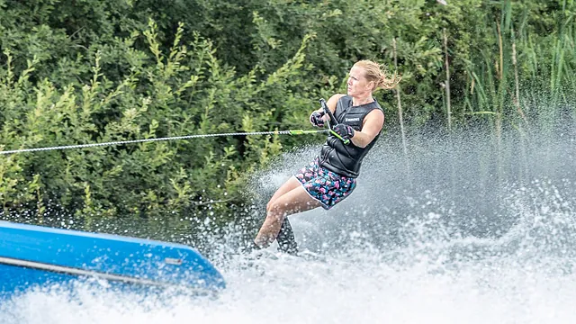 4 Lakes Waterski School - Watersports on the Cotswold Lakes