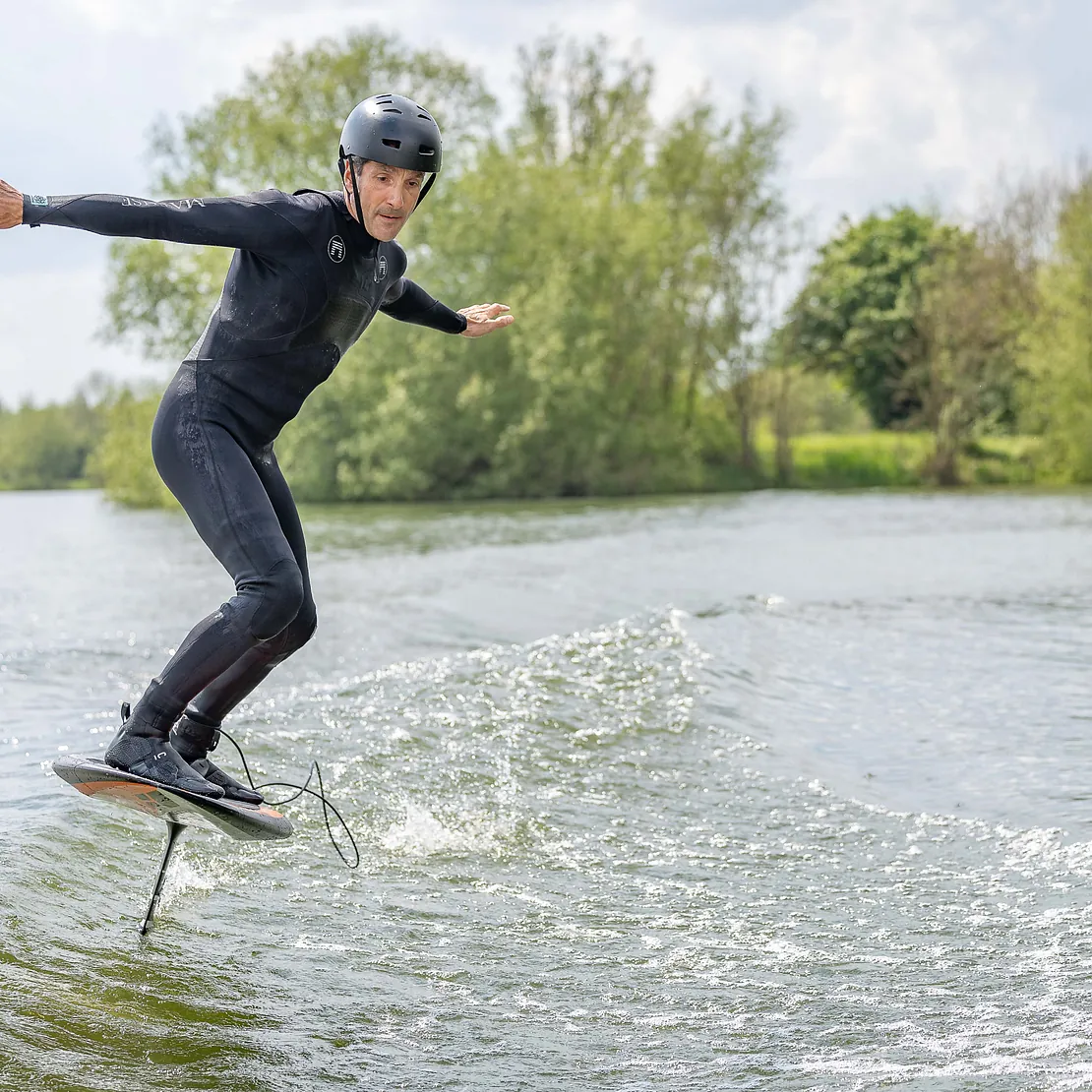 Wakefoiling on the Cotswold Water Park
