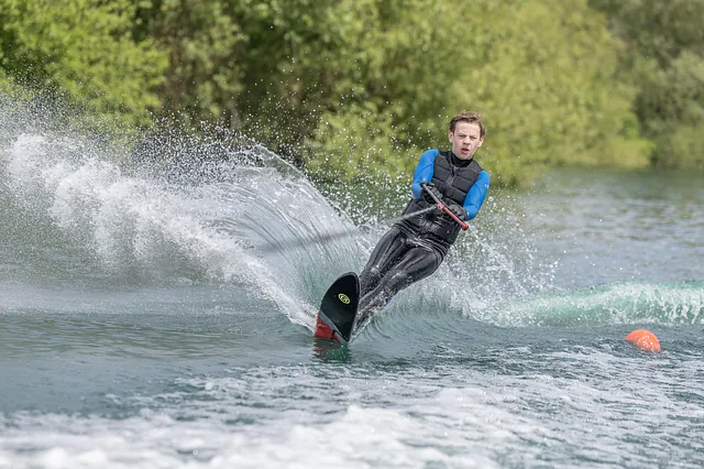 Waterskiing on the cotswold water park